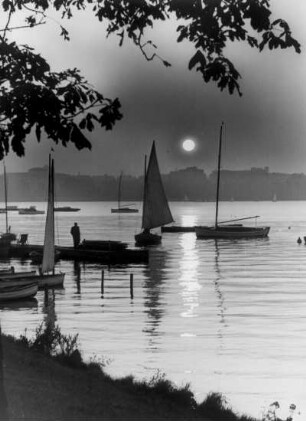 Hamburg. Die Außenalster im Herbst. Noch bevölkern Segelboote das Gewässer. Aufgenommen 1938