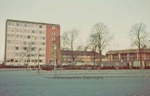 Kreisverwaltung Stormarn vom Bahnhof aus gesehen