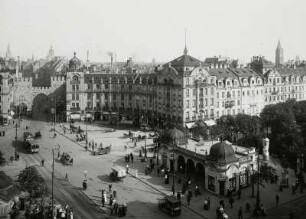 München, Karlsplatz : München. Karlsplatz mit Karlstor und Hotel "Zum Roten Hahn". Blick nach Südosten