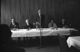 Gespräch von Kirchenvertretern beider Konfessionen mit Bundesjustizminister Gustav Heinemann über aktuelle politische Fragen im Kapitelsaal des Restaurants "Moninger".