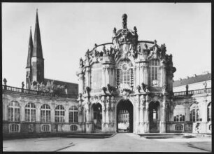 Dresden, Zwinger : Dresden-Altstadt. Zwinger (1709/1728; M. D. Pöppelmann). Zwingerhof gegen Glockenspielpavillon, im Hintergrund die Türme der Sophienkirche