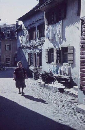 Schwarzwald. Dorfstraße mit alter Frau