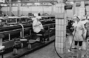 Arbeiterinnen im VEB Fischwerk