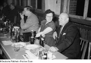 Gäste, am Tisch sitzend