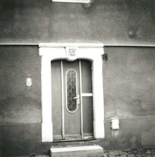 Wilsdruff, Karl-Marx-Straße 18. Wohnhaus (1826). Haustür mit Schlußstein