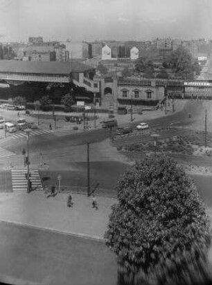 130° Panorama, Bild 2 von 5. Blick über den Blücherplatz Richtung Mehringplatz. Berlin-Kreuzberg, Blücherplatz