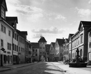 Meersburg. Unterstadtstraße mit Brunnen