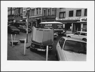 Straßenansicht mit parkenden Autos, Hamburg, St. Georg