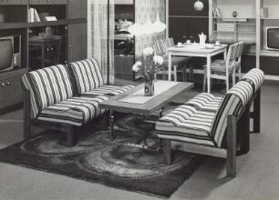 Couchtisch : Wohnzimmermöbel (1974). Sitzgruppe mit Couchtisch und Eßplatz vor Anbauwand