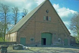 Klein Schenkenberg 11: Bauernhaus Backsteinbau: Giebelseite Wirtschaftstrakt: mit Scheunentor, Stalltüren
