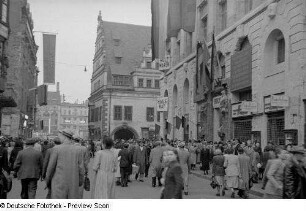 Blick in die Grimmaische Straße mit dem Messehaus "Handelshof" und Altem Rathaus