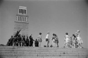 Weimar. Nationale Mahn- und Gedenkstätte Buchenwald. Glockenturm und Buchenwald-Denkmal (1952/1958; F. Cremer)