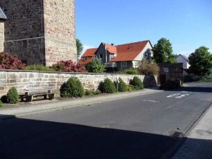 Ansicht von Südosten über Ostflanke Osten mit Kirchturm über Kirchhofmauer und Kammertor im Nordosten