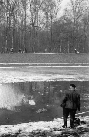 Eissprengung : Ein Mann neben einer Eissprengung am zugefrorenen Elsterflusslauf