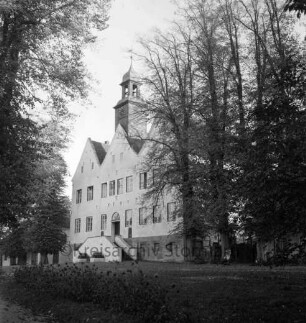 Herrenhaus: Jugendheim: Nordfront mit Außentreppe: davor Rasenfläche: vorn rechts und links Bäume