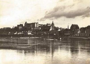 Pirna. Stadtzentrum mit Schloß Sonnenstein. Blick von Copitz über die Elbe