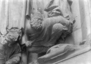 Westportal, rechtes Gewände, Konsolfigur unter dem rechten Apostel: Mann, sich selbst erdolchend