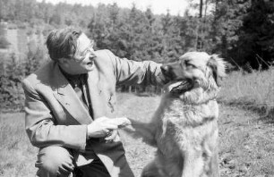 Leonberg: [Gerhart Herrmann] Mostar und sein Leonberger Hund