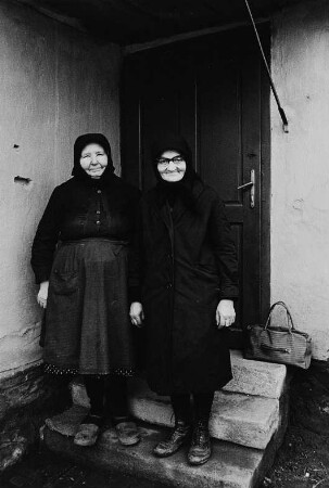 Zwei alte Frauen vor einem Hauseingang