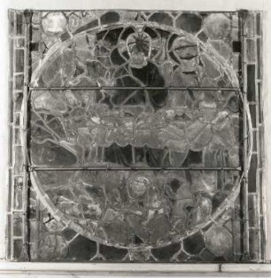Erfurt. Barfüßerkirche. Chor. Farbige Glasfenster (nach der Restaurierung 1960). Ostfenster, Mittelbahn, Zeile 12: Gastmahl im Hause Simon mit der Fusswaschung und Salbung Christi durch Magdalena. Zustandsaufnahme: Rückseite (Auflicht). Gesamtaufnahme (Kreismedaillon Durchmesser 71 cm, spätromanisch)