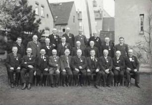 Gruppenbild zur Goldenen Konfirmation. Die Herren