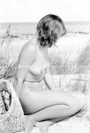 Aktporträt einer Urlauberin am Strand von Zingst