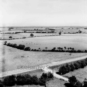 Vogelperspektive: Blick nach Nordosten vom Getreidesilo der Mühle W. F. Stoltenberg am Bahnhof über die Knicklandschaft: im Vordergrund Kreisstraße zwischen Barkhorst und Eichede