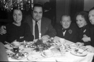 Berlin: Kabarett der Komiker; Gesellschaft bei Peter Schaeffers mit Willi Schaeffers, Ilse Meuchner