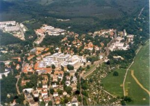 Dresden-Neustadt. Stadtteilansicht zwischen Radeberger Straße, Fischhausstraße und Bautzner Straße mit Kleingartenanlage am Waldschlößchen gegen Dresdner Heide. Luftbild-Schrägaufnahme von Südwest