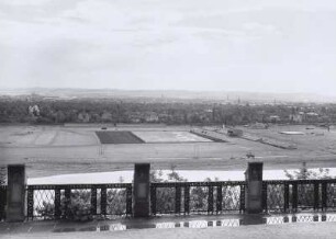 Dresden-Loschwitz, Blick von der Terrasse des Schlosses Eckberg auf die Elbaue mit Aufbauten für eine Flugsportveranstaltung und auf die Räcknitzer Höhen