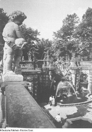 Dresden-Altstadt. Zwinger (1709-1728; M. D. Pöppelmann, B. Permoser). Nymphenbad. Blick von der Terrasse zur Kaskade