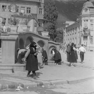 Strassenszenen auf dem Markt der Stadt Karlowo. Bewohner aus Rosental in ihrer traditionellen Tracht