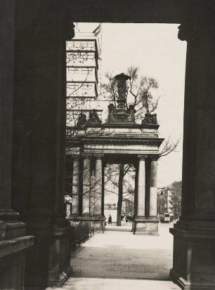 Berlin-Schöneberg. Heinrich-von-Kleist-Park. Blick durch den Kolonnadengang der von 1777 bis 1780 errichteten Königskolonnaden an der Potsdamer Straße