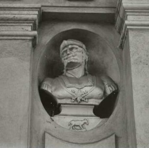 Männliche Büste (Krieger) mit Sternzeichen Widder? : Orangerie im Schlosspark Meuselwitz. Männliche Büste (Krieger) mit Sternzeichen Widder?