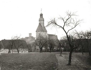 Gnandstein. Dorfkirche (1518). Ansicht von Südwesten gegen die Burg