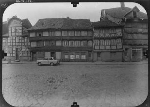 Osterwieck, Neukirchenstraße. Wohnhäuser (zum Teil mit Läden). Straßenfront