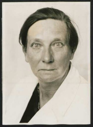 Universitätsprofessorin Frau Dr. Rhoda Erdmann 60 Jahre : Die Leiterin der Abtlg. für experimentale [!] Zellforschung an der Berliner Charité, Universitätsprofessorin Frau Dr. Rhoda Erdmann, feiert am 5. XII. ihren 60. Geburtstag. Neuaufnahme 25. XI.