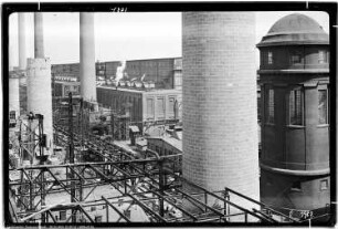 Gesamtblick von Bau Me 202 Dampfkesselhaus, Me 4 Dampfkesselhaus, Me 43 Wasserturm, Me 108 Tiefbunker für Braunkohle mit Überdachung, Me 111 Zentralstation für Kohlen- und Koksförderanlage