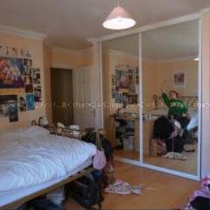 Jugendzimmer mit Spiegelbild einer Jugendlichen in Balletthaltung (Altersgruppe 18-21)