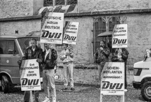 Bielefeld, Fußgängerzone Klosterplatz. Wahlkampfauftritt der rechtsextremen Partei DVU zur Europawahl