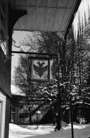 Hinterzarten: Aushängeschild des Gasthauses zum Adler mit Eiszapfen am Dach
