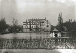 Dresden. Palais im Großen Garten (1678/1683; J. G. Starcke). Blick über den Palaisteich von Südosten