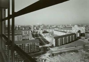 Dresden. Blick vom Wohnhochhaus Reitbahnstraße 19 (17 Stockwerke) nach Nordwesten über die Dr.-Karl-Rüdrich-Straße in die Kurt-Schlosser-Straße