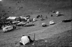 Vogtsburg: Reitturnier, Pärchen am Hang und Autos