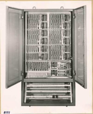 Fernsteuerung poln.Staatsbahn, Schrank geöffnet, Abb. 6; Foto 1953