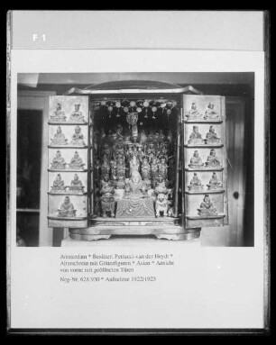 Altarschrein mit Götterfiguren