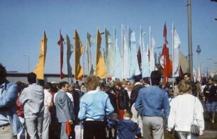 DDR. Berlin. Teilnehmer der Demonstration zum Ersten Mai entlang der Berliner Mauer