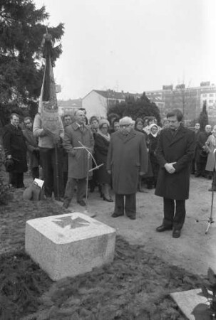Gedenkstein für die Opfer der beiden Weltkriege auf dem Friedhof Beiertheim. Enthüllung am Volkstrauertag