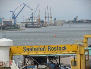 Rostock - Fährschiffterminal : Fähranleger, aufgenommen am 24. Juli 2010 im Seehafen Rostock