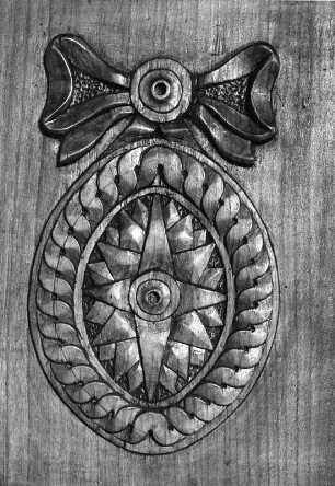 Ornamentale Zierschnitzerei (vielleicht von einer Schranktür)